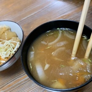 新玉ねぎと白菜と人参の味噌汁